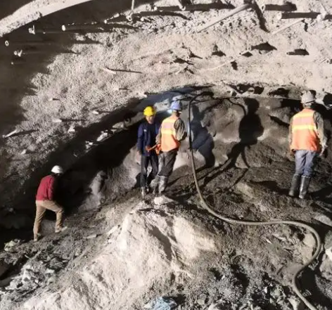 门源拱顶带模注浆料的施工流程及注意事项